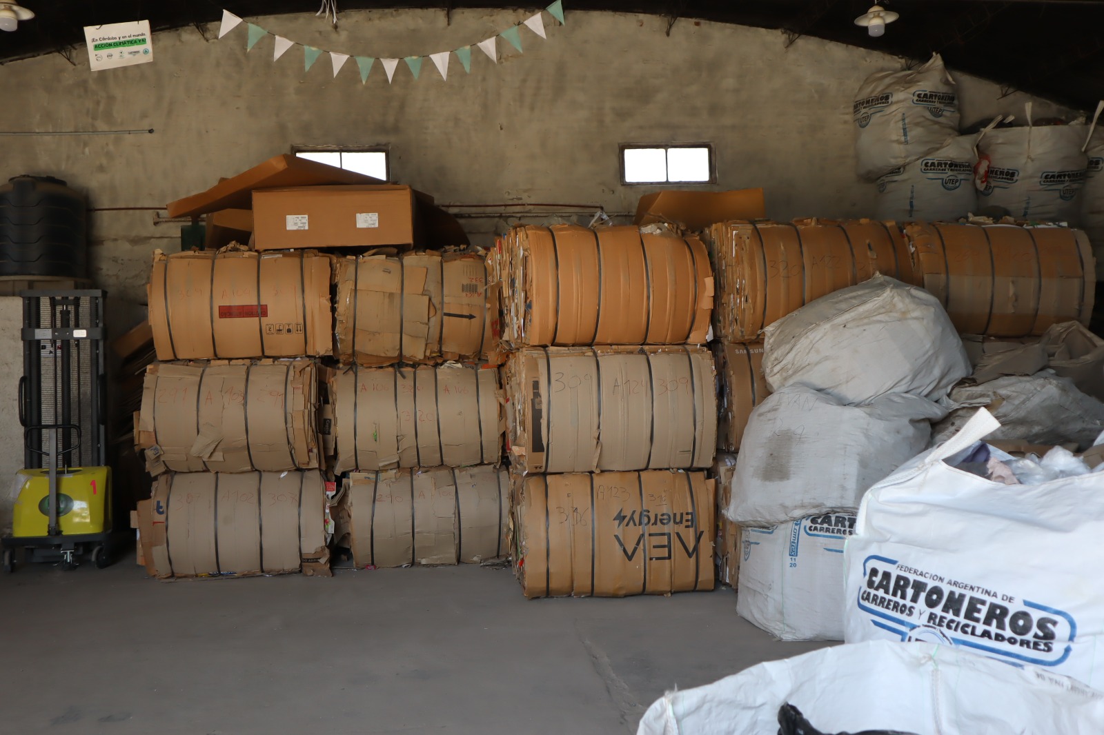 Fardos de material reciclable clasificado y enfardado en planta